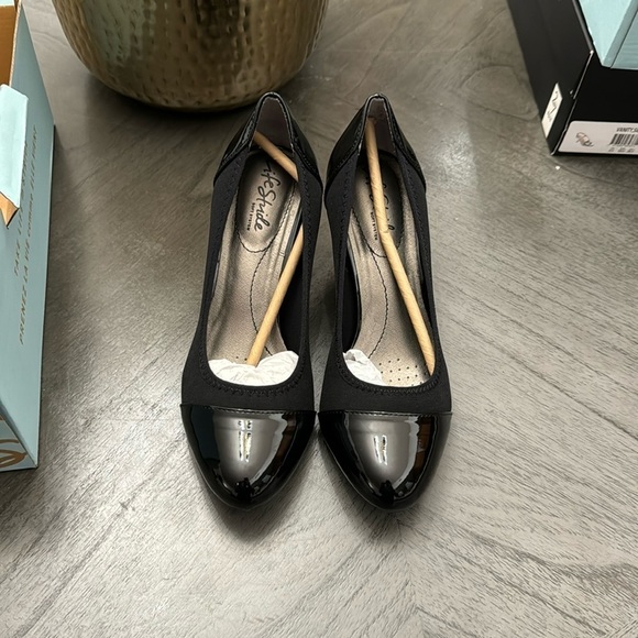 LifeStride Parigi Stretch Pump (WIDE) - Picture 4 of 9